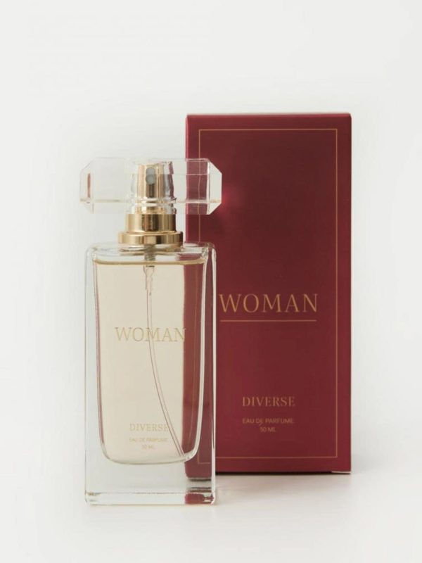 MAIN WOMAN DIVERSE